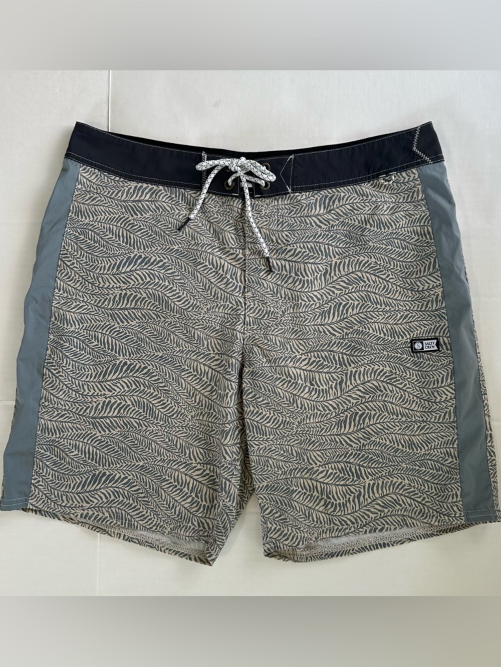 Salty Crew Men’s Channel shorts size 32